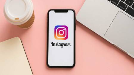 Робоче місце блогера: смартфон із Instagram, ноутбук, блокнот і кава на дерев’яному столі. Дізнайся, як розкрутити сторінку в Інстаграм